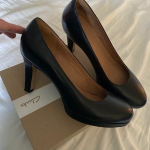 New never worn Clarks Artisan Delsie Bliss platform pump heel size 9